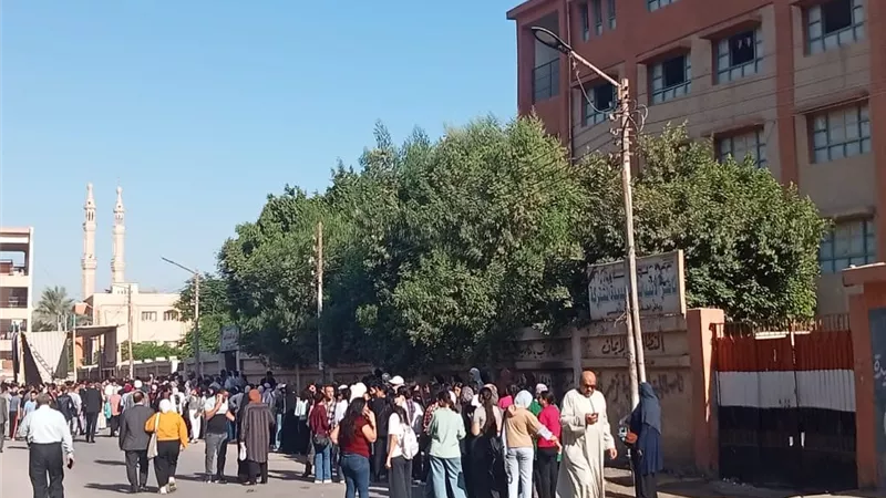 87 لجنة.. أمن سوهاج يؤمن رحلة 37 ألف طالب في امتحانات الثانوية العامة 