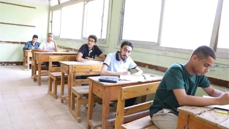 خلال امتحان اللغة العربية.. إصابة طالبة بحالة إغماء داخل لجنة ثانوية عامة في قنا