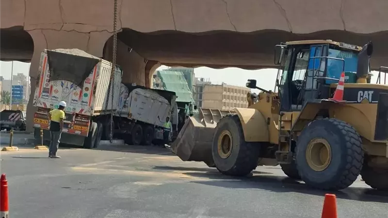 تلفيات وتعطل مروري.. كواليس اصطدام تريلا بكوبري الرماية الجديد