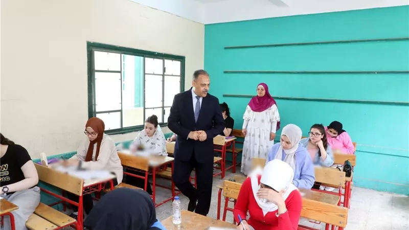 محافظ الشرقية يتفقد لجان الثانوية العامة ويؤكد توفير بيئة امتحانية آمنة ومنظمة