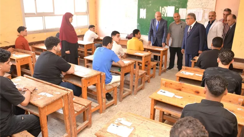 محافظ الدقهلية يتفقد لجان بلقاس ويطمئن على طلاب الثانوية العامة (صور)