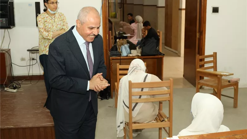 رئيس جامعة قناة السويس يتفقد اللجان الامتحانية بكلية الزراعة 