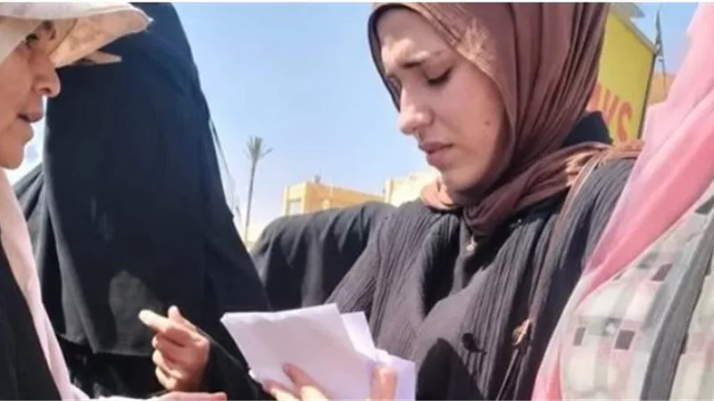 طالبة تبكي وتغادر لجنة الثانوية العامة بالعاشر من رمضان بعد عدم وجود اسمها.. والتعليم ترد