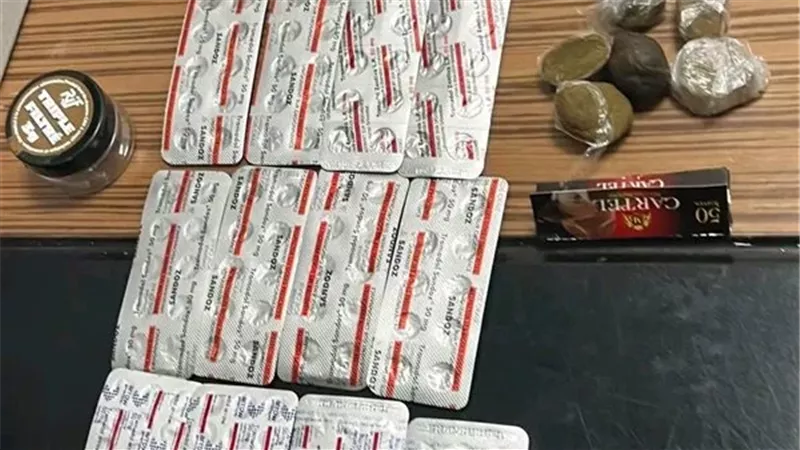 ضبط حشيش وأقراص مخدرة وسلع مهربة داخل حقائب ركاب بمطار القاهرة