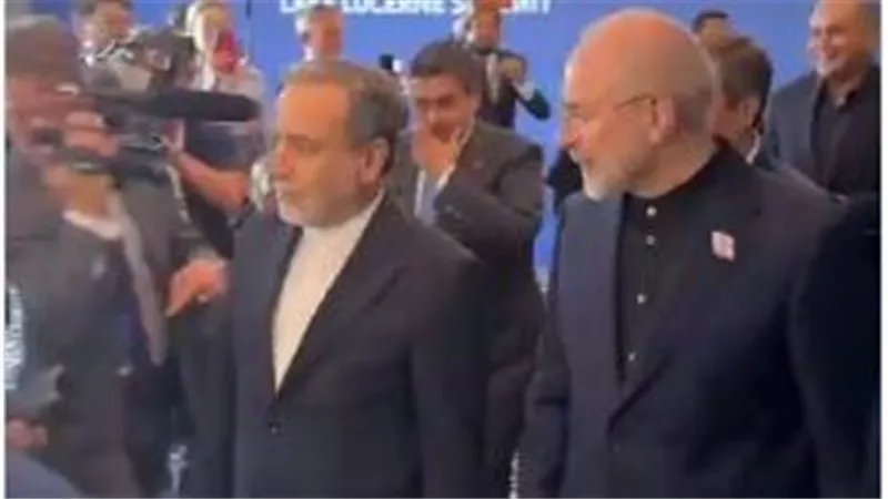 الوفد الإيراني يرفض التقاط صورة مشتركة مع نظيره الأمريكي خلال مباحثات سويسرا|فيديو