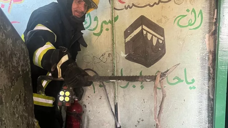 الحماية المدنية تسيطر على ثعبان داخل شقة بمصر القديمة