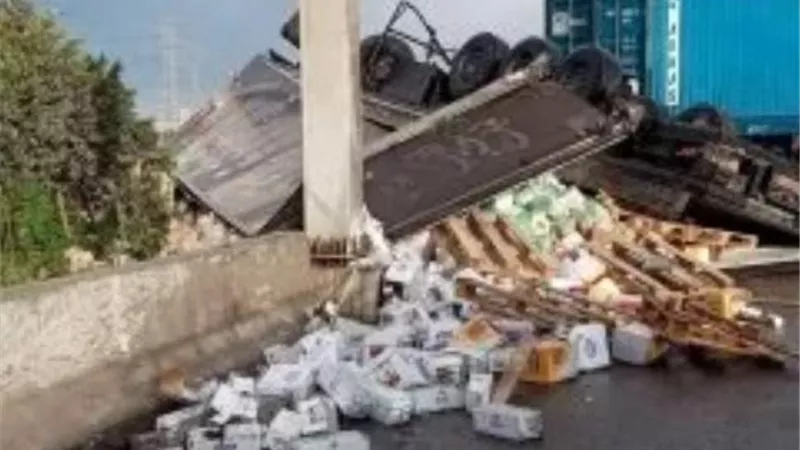 إصابة 6 أشخاص في تصادم مروع بين سيارة ملاكي وأخرى نقل بطريق العلمين