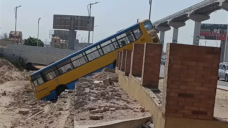 بسبب الفرامل.. انقلاب أتوبيس نقل عام بطريق المشير| صور