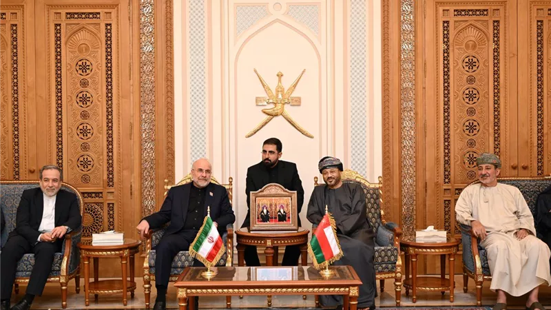 البوسعيدي يعلن إجراء مناقشات مثمرة مع قاليباف بشأن مضيق هرمز