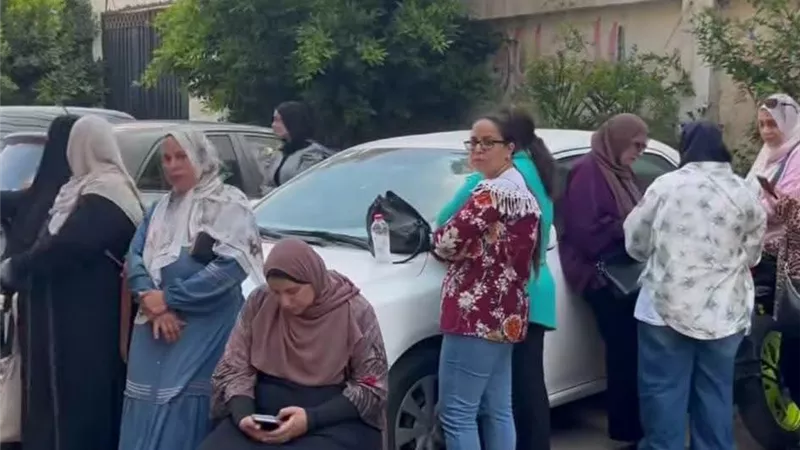 بالقرآن والدعاء.. أولياء الأمور يترقبون أبناءهم أمام لجان الثانوية العامة بالدقهلية