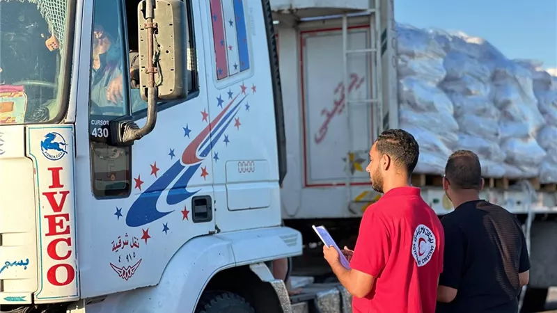 2,514 طنًا من المساعدات الإنسانية تتجه إلى غزة ضمن قافلة «زاد العزة» 219