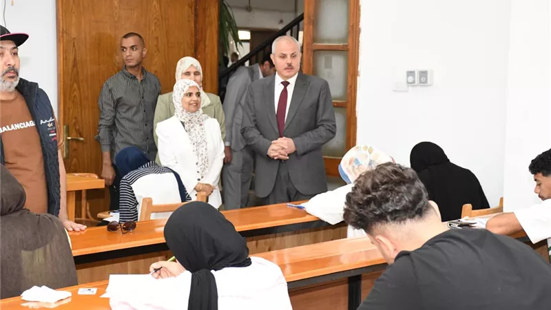 رئيس جامعة قناة السويس يراجع انتظام لجان امتحانات الفصل الدراسي الثاني بكلية التمريض
