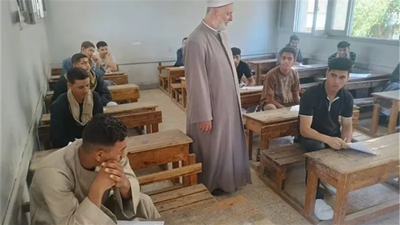 بين الطلاب داخل اللجان.. رئيس منطقة سوهاج الأزهرية يتابع الامتحانات ميدانيًا