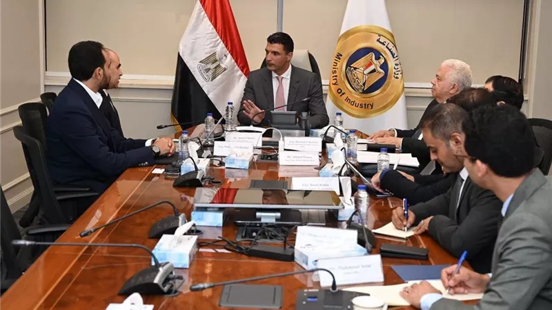 وزير الصناعة: نستهدف تركيب محطات طاقة شمسية على أسطح 7000 مصنع بالمحافظات 