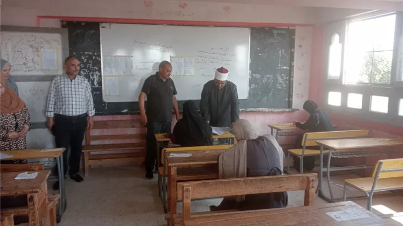 مدير منطقة الإسماعيلية الأزهرية يتفقد لجان امتحان الأحياء بمعهد فتيات أبو خروع| صور