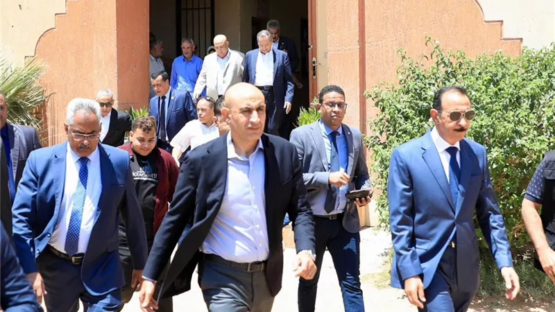وزير التعليم يتفقد مدرسة الروافع بسوهاج بعد واقعة الشغب.. ويؤكد: هذا شرط عودة الطلاب
