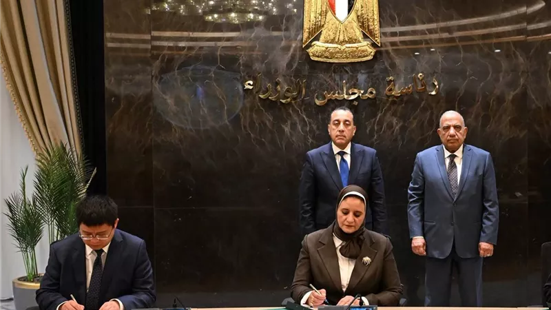رئيس الوزراء يشهد مراسم توقيع مذكرة تفاهم لإنشاء أول مصنع لتوربينات الرياح