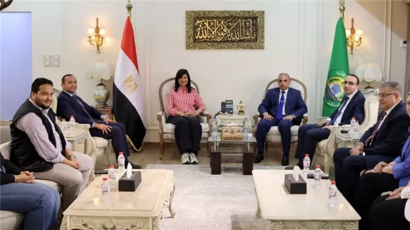 محافظ الإسماعيلية يستقبل السفيرة نبيلة مكرم لإطلاق القافلة التنموية الشاملة بقرية الحجاز 