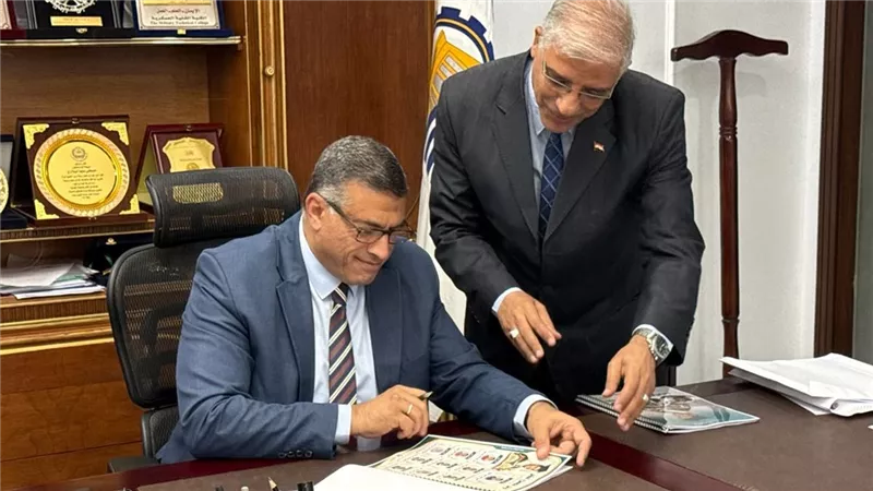 محافظ قنا يهنئ أوائل الشهادة الإعدادية بعد اعتماد النتيجة رسميًا