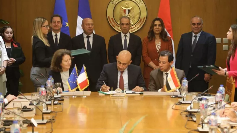 وزير النقل يشهد توقيع اتفاقيات لإنشاء مدرستين للتكنولوجيا التطبيقية لتأهيل كوادر قطاع النقل