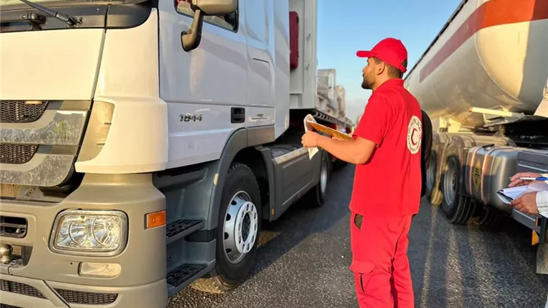 الهلال الأحمر المصري يدفع بقافلة إنسانية جديدة إلى غزة تضم الغذاء والدواء والوقود