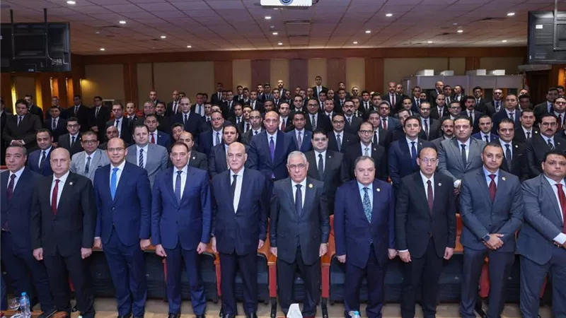 النائب العام يزور نيابة استئناف الإسماعيلية ويلتقي العاملين بها