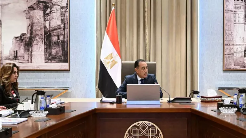رئيس الوزراء ومحافظ القليوبية يبحثان تقدم تنفيذ المشروعات الجارية