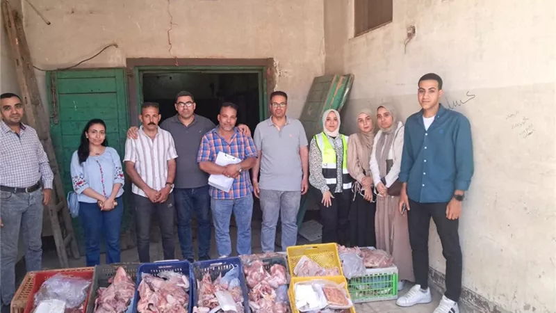 ضربة رقابية في سوهاج.. إعدام 120 كيلو لحوم ودواجن فاسدة