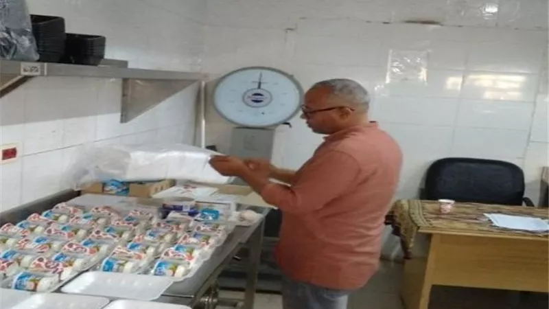 ضبط 740 عبوة غذائية منتهية الصلاحية خلال حملة تموينية مكبرة في دمنهور