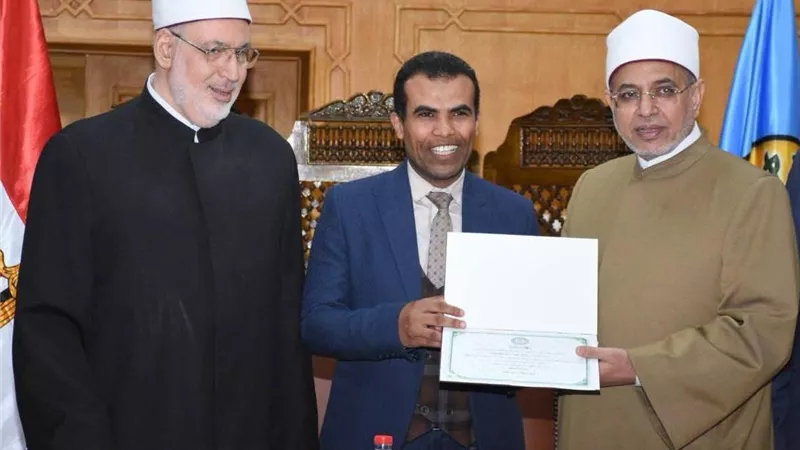 مجلس جامعة الأزهر يكرم الدكتور حسام شاكر لتوثيقه مسيرة رؤساء الجامعة