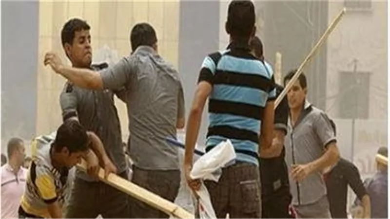 شرحوا جسمه بسلاح أبيض.. شابان يشرعان في قتل آخر وسط الشارع بالسلام