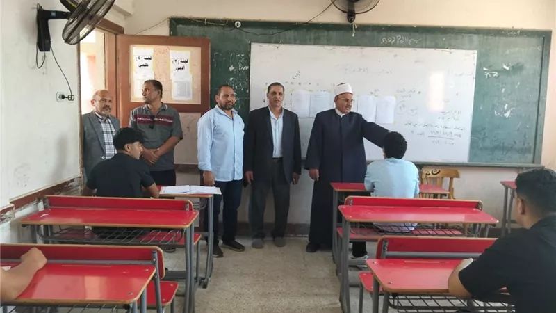 هدوء وانتظام.. رئيس منطقة الإسماعيلية يتابع امتحانات الثانوية بمعهد محمد جبر