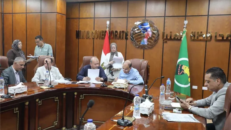 محافظ المنيا يلتقي نواب وشيوخ شمال المحافظة لمناقشة مطالب المواطنين