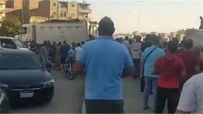 انقلاب تريلا على سيارتين تقلان ركابًا أعلى الطريق الدائري في الوراق
