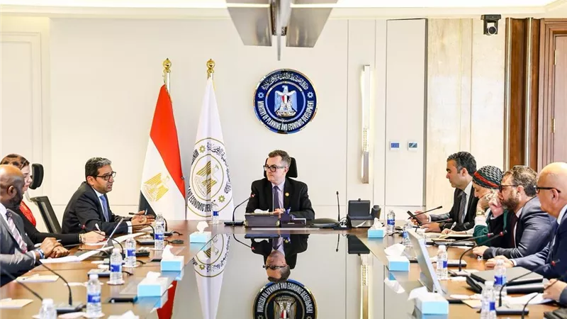 وزير التخطيط يبحث مع «أفريكسيم بنك» آليات تمويل الابتكار وريادة الأعمال