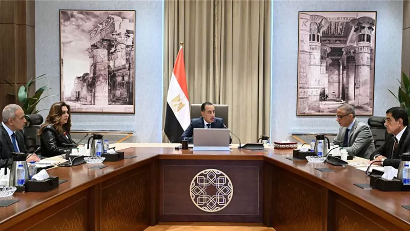 رئيس الوزراء يستعرض موقف تنفيذ عدد من مشروعات الخطة الاستثمارية لمحافظة الجيزة