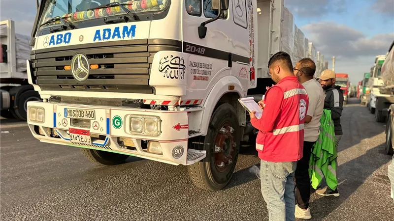 الهلال الأحمر المصري يواصل دعم غزة بقافلة جديدة تضم أكثر من 4 آلاف طن