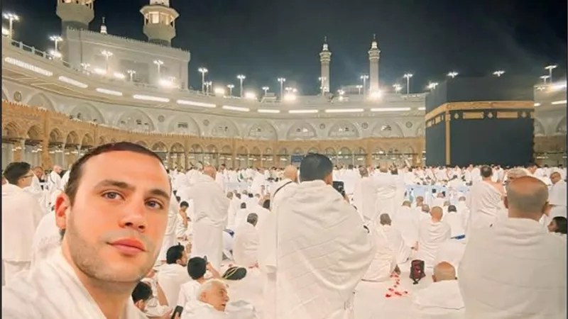 بعد نجاح صقر وكناريا.. محمد إمام يؤدى مناسك العمرة