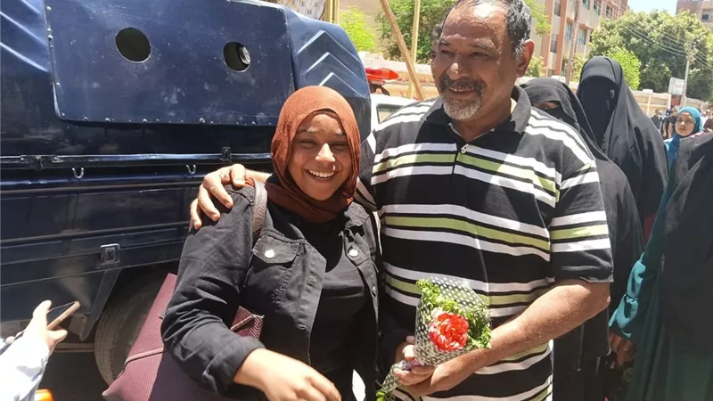 دعم أسري لافت في سوهاج.. ولي أمر ينتظر ابنته بالورود بعد امتحان الثانوية العامة