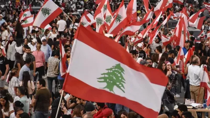 لبنان يشتعل غضبًا.. تظاهرات أمام مبنى الحكومة رفضًا لاتفاق الإطار 