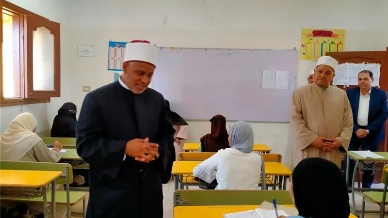 مفاجأة داخل لجنة الأزهر.. 4 شقيقات توأم يؤدين الامتحان معًا