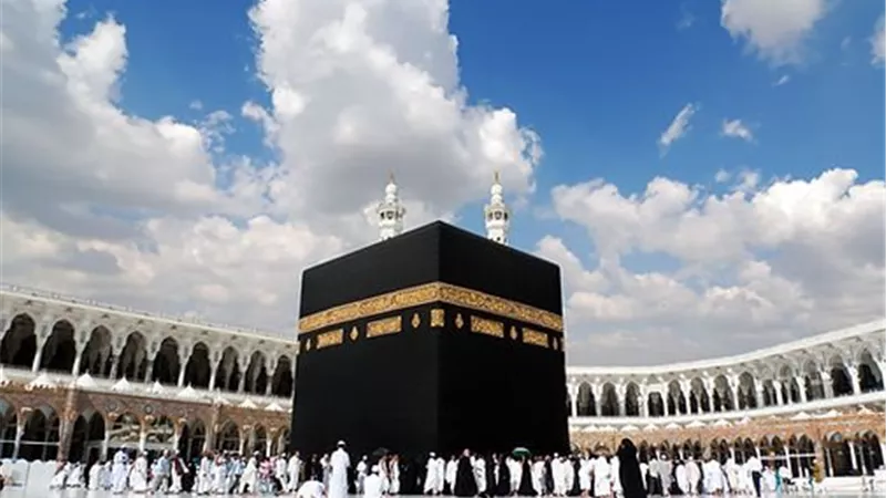 لحظات إيمانية مهيبة داخل الحرم.. غسل الكعبة المشرفة يجسد سنة إسلامية عريقة