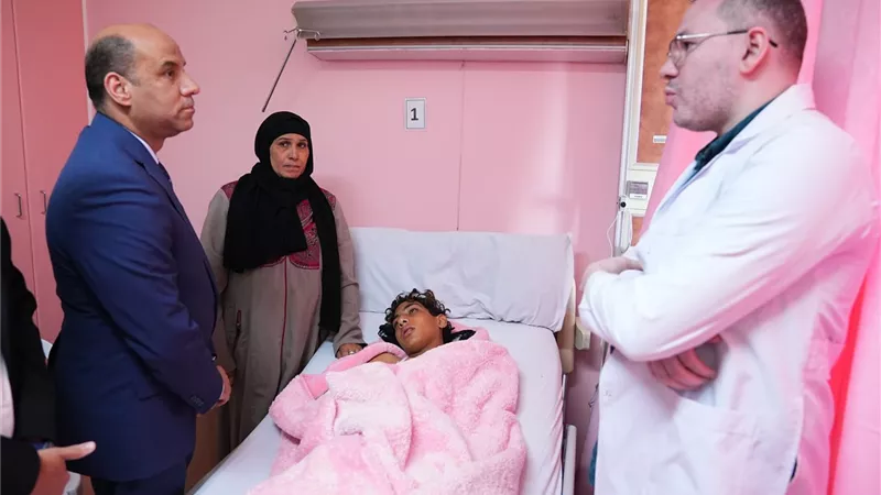 وزير العمل يطمئن على مصابي القطار السريع ويوجه برعاية طبية كاملة