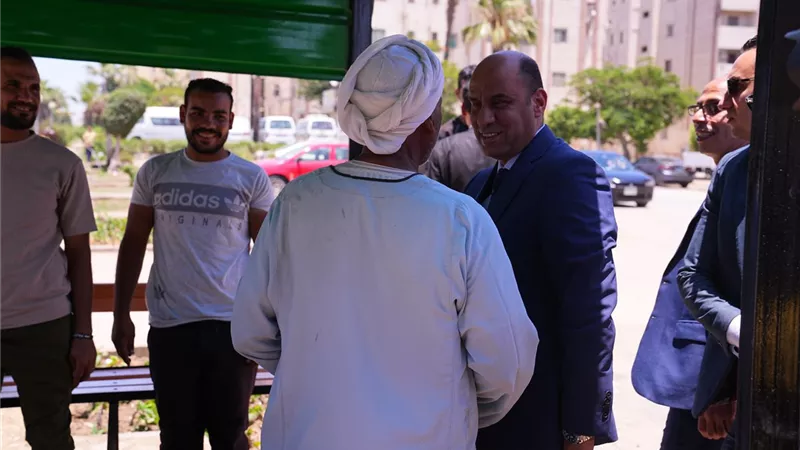 مظلات وساحة انتظار جديدة لحماية العمالة غير المنتظمة من حرارة الصيف
