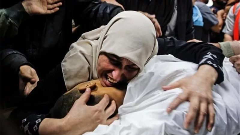 غزة تحت النار.. شهداء وإصابات خطيرة بعد قصف إسرائيلي استهدف تجمعات مدنية