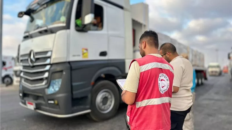 الهلال الأحمر المصري يدفع بقافلة جديدة لدعم الفلسطينيين تضم 3458 طنًا من الإغاثة