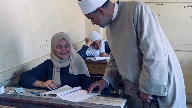 رئيس منطقة الدقهلية الأزهرية يطمئن على سير امتحان البلاغة بلجنة أجا