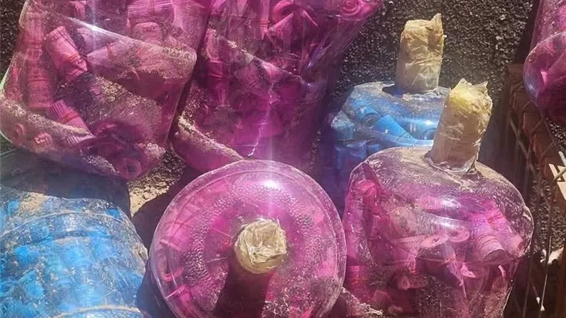 حوّل بيته لبنك صغير.. العثور على 11 قارورة مملوءة بالنقود داخل منزل وكيل وزارة النفط العراقي