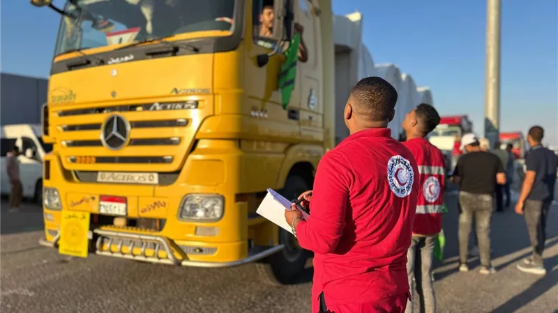 «زاد العزة 225».. مصر تدفع بقافلة إنسانية ضخمة تحمل آلاف الأطنان إلى غزة