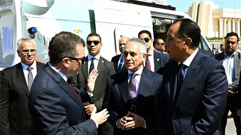 تطوير خدمات الشهر العقاري.. تفاصيل تسليم رئيس الوزراء 50 مركزًا تكنولوجيًا متنقلًا لوزارة العدل